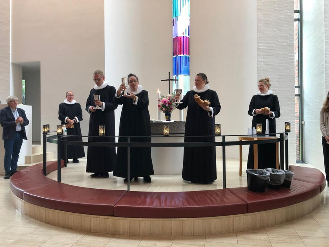 FÆLLES PINSEGUDSTJENESTE I KIRKELADEN