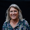 Som 24 årig flyttede jeg fra udlandet til Danmark hvor det var svært at falde til. Folk var venligt, men samtidig blev jeg holdt på afstand hvilket bl.a. blev begrundet med, at jeg var så anderledes. Det var ydre ting såsom min bopæl og min indretning der blev påpeget som årsag. <br /><br />Først da jeg, ca. 30 år senere startede på at synge gospel, følte jeg mig for 1. gang virklig som et ligeværdig medlem af et fællesskab i Danmark. Jeg følte mig éns med de andre kormedlemmer og for en gang skyld ikke speciel. Indenfor musikkens verden taler vi allesammen samme sprog uafhængig af køn,  alder, etnisk baggrund, hudfarve, religion, udseende, socialt status etc. Gospelmiljøet er inkluderende og der er netop mangfoldighed, hvilket jeg værdsætter i høj grad. <br />Ved at synge gospel skaber vi noget sammen i fællesskab på trods af vores forskelligheder.<br /><br />At synge sammen med andre gør mig glad og gør mig trygt Mens jeg synger har jeg lagt livets udfordringer fra mig.<br />Ved at synge i et gospelkor kan jeg være social uden, at det samtidig er - eller føles - forpligtende. Gospelmiljøet har også beriget mig med en del venskaber, som jeg sætter stor pris på.<br /><br />Sonja (Danmark)