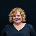 I 2018 tog jeg et helt personligt skridt. Jeg søgte optagelse i The Gospel Fellowship’s Sangerteam og blev optaget. Havde længe haft lysten men ikke modet. Det var en stor glæde for mig og også meget grænseoverskridende at møde op første gang men det er den bedste beslutning længe.Jeg er havnet på “rette hylde”. Er blevet en del af et fantastisk fællesskab med plads til lige præcis den som man er. Skal ikke forklare/forsvare hvem jeg er - jeg er Jette!Langsomt har sangene fået en helt anden betydning for mig. Fællesskabet er uvurderligt og det samme er de mennesker, som er med til at skabe glæden. Gospel booster mit humør, rører mig, gør mig til den jeg er !!!Jette (Danmark)