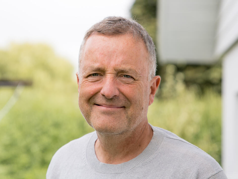 Ny dirigent i Roskilde Gospel SingersDer blæser nye vinde i Roskilde Gospel Singers. Pr. 1. september 2025 har bestyrelsen ansat Henrik David Mikkelsen, som ny dirigent i det 28 år gamle gospelkor.Faktisk er der tale om et comeback, idet Henrik tidligere været korets dirigent i 10 år frem til 2011. 10 år som blev definerende for korets stil og atmosfære, og medlemstallet eksploderede i de år, hvor gospelbølgen også for alvor ramte Danmark. Gospelkoret glæder sig til at byde Henrik velkommen tilbage. Henrik er garant for høj faglighed, varierende repertoire, godt humør og stor korledererfaring helt tilbage fra 1990. Henrik er uddannet fra Det Kgl. Danske Musikkonservatorium i 1996 som almen musikpædagog, og har desuden en bachelor i musikvidenskab fra Københavns Universitet 2022."Jeg har sagt ja til en ny runde som dirigent for Roskilde Gospel Singers. Koret har udviklet sig, jeg har udviklet mig som dirigent, og gospelmusikken er i fortsat udvikling. Det bliver torsdage aftenener i Jakobskirken med energi, højt humør, soul, lækker lyd og samklang med hinanden. Det bliver fokus for mig i den kommende sæson med Roskilde Gospel Singers”, udtaler Henrik David Mikkelsen.Henrik har særligt øre for at finde det helt rigtige repertoire til sine kor, og fletter gerne et godt popnummer ind mellem gospelnumrene, hvor det kan give mening. Roskilde Gospel Singers akkompagneres på 4. sæson af pianist Ben Heveroh. Første koraften i den nye sæson er torsdag den 4. september 2025 kl. 19.00. Alle er velkommen!