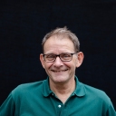 Når jeg synger med andre i harmonier, varmer det mig i hjertet og får mig til at blive glad og smile. I koret bliver mit smil gengældt af dem, jeg får øjenkontakt med og det gør mig endnu gladere. Det gør de andre gladere osv..Det at synge er en skøn ting og samarbejdet mellem alle i koret resulterer i dejlig vellyd. Jeg kan ikke synge og være ked af det samtidig.I Gospel sker der det ydermere, at alle er positive overfor de, der tør stille sig frem og synge alene. Der er ingen Jantelov. Det er befriende at slippe for den uheldige mentalitet ved os danskere.Noget andet er, at de, der synger gospel alle er drevet af samme interesse. Det er ikke nødvendigvis det kristne, men i højere grad det glade budskab, samarbejdet bringer. Det er de skønneste mennesker at være sammen med. Egoister og andre ubehagelige typer er tilbøjelige at være andre steder end i gospelmiljøet. Vi har fred når vi synger. I gospel ser man glæden mellem mennesker sprede sig fra koret  til tilskuerne.  Frank (Danmark)