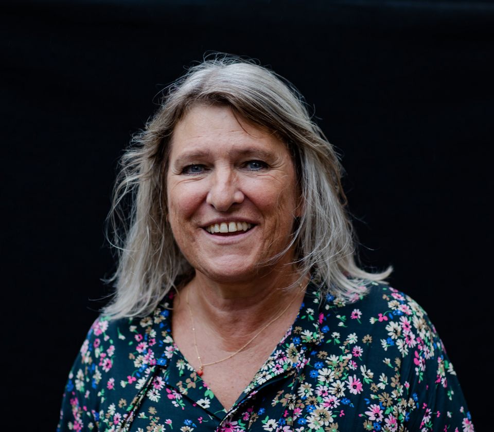 Som 24 årig flyttede jeg fra udlandet til Danmark hvor det var svært at falde til. Folk var venligt, men samtidig blev jeg holdt på afstand hvilket bl.a. blev begrundet med, at jeg var så anderledes. Det var ydre ting såsom min bopæl og min indretning der blev påpeget som årsag. <br /><br />Først da jeg, ca. 30 år senere startede på at synge gospel, følte jeg mig for 1. gang virklig som et ligeværdig medlem af et fællesskab i Danmark. Jeg følte mig éns med de andre kormedlemmer og for en gang skyld ikke speciel. Indenfor musikkens verden taler vi allesammen samme sprog uafhængig af køn,  alder, etnisk baggrund, hudfarve, religion, udseende, socialt status etc. Gospelmiljøet er inkluderende og der er netop mangfoldighed, hvilket jeg værdsætter i høj grad. <br />Ved at synge gospel skaber vi noget sammen i fællesskab på trods af vores forskelligheder.<br /><br />At synge sammen med andre gør mig glad og gør mig trygt Mens jeg synger har jeg lagt livets udfordringer fra mig.<br />Ved at synge i et gospelkor kan jeg være social uden, at det samtidig er - eller føles - forpligtende. Gospelmiljøet har også beriget mig med en del venskaber, som jeg sætter stor pris på.<br /><br />Sonja (Danmark)