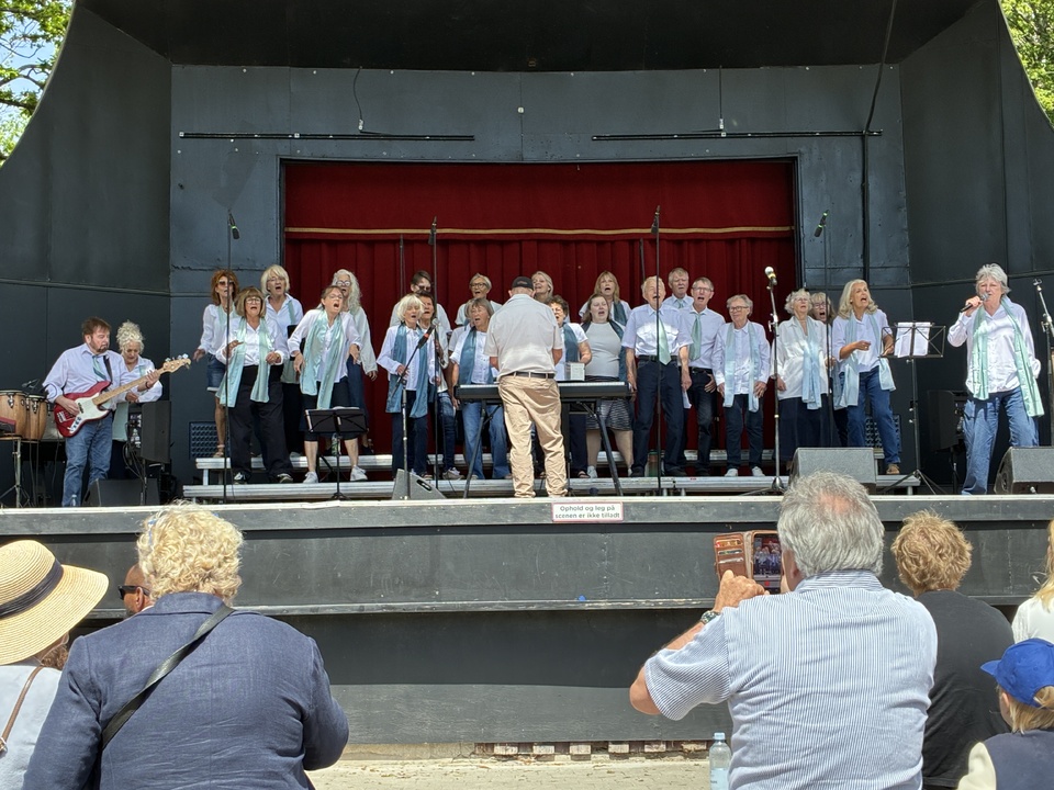 🌞 2 skønne dage med høj sol 🌤️, højt humor 😂 og mange timers gospelsang 🎤🎶 er gået på held!Bakkens Gospelfestival blev den 8. af sin slags 🎉 og der var så mange skønne sange 🎵, øjeblikke ✨, krammere 🤗, is 🍦 og fællesskab! 💛🎤 Store og små kor. 👶🧓 Yngre og ældre og et bredt repertoire helt fra klassikere som Oh Happy Day 🎵, Amen 🙌🏼 og This Little Light of Mine 🕯️ over Rolling Stones 🎸 endda Benjamin Hav 🤪 og Familien 👨‍👩‍👧‍👦 fik plads på dette års Bakkens Gospelfestival 🎪.Tak 🙏 til alle deltagende sangere 🎤, korledere 👨‍🏫, pianister 🎹, musikere 🎻, lydtekniker 🎧 og afvikler hos Bakken! 🏞️Skal dit kor være med næste gang? 🎤👀Skriv din mail i en kommentar, ✍️ og få besked, når vi åbner for tilmelding til næste festival! 📩Varme gospelhilsner@[[53:contact:Mads Holm Andersen]]Eventkoordinator#gospelmusik 🎶#gospelkoncert 🎤#bakkensgospelfestival 🌟#eventkoordinator 📅Gospelnation